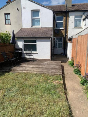 Wonderful Three Bed Home with Free Parking